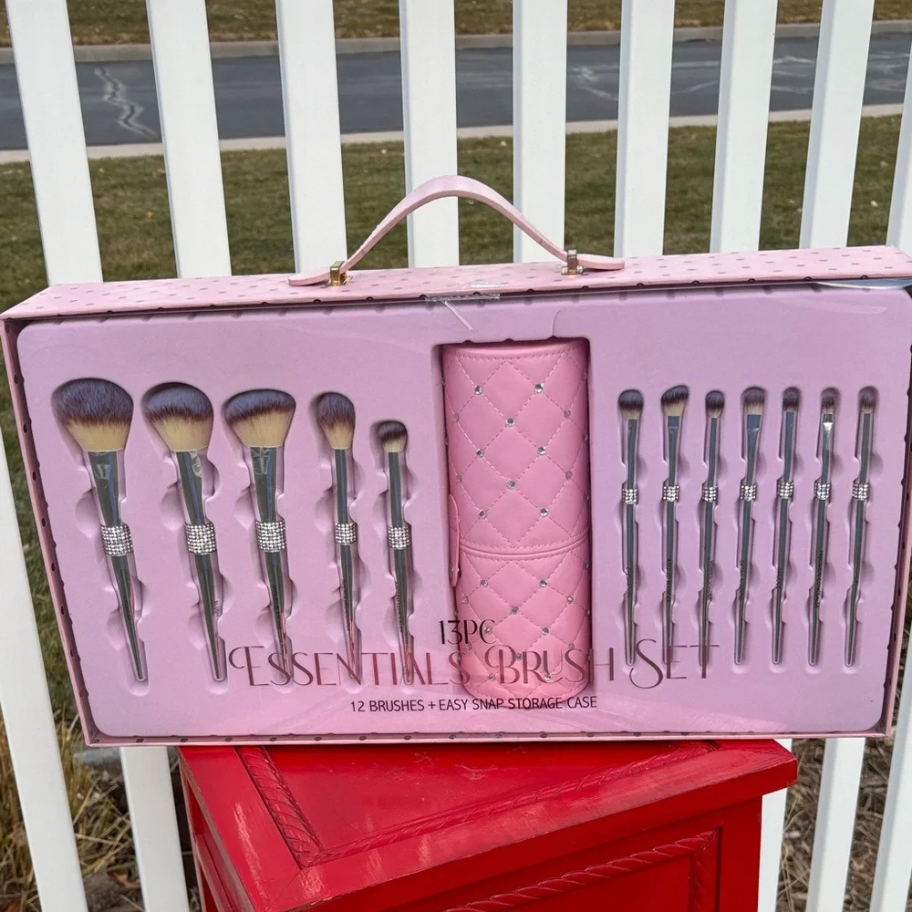 Makeup Bling Brushes NWT 12 Brushes and Container